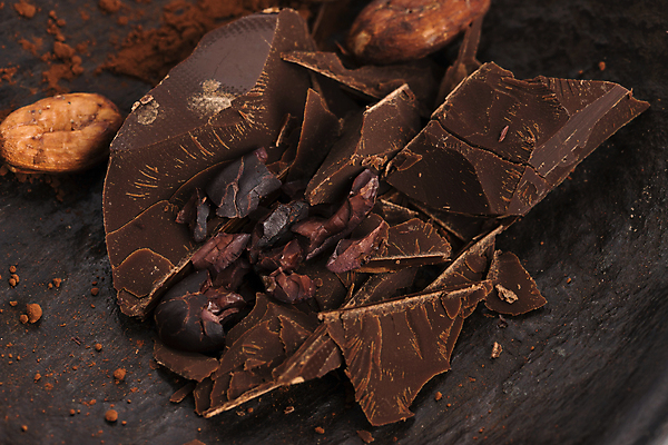 포토 JPG 해외이미지 검은배경 실내 사람없음 초콜릿 카카오 카카오닙스 해외202004 해외포토 백그라운드 디저트 내부 검은색 견과류 파일형식 이미지허브