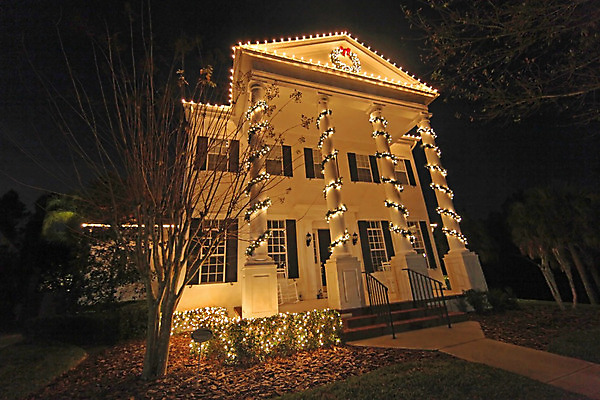 포토 JPG 해외이미지 나무 외관 계절 리본 크리스마스장식 크리스마스 겨울 전구 창문 지붕 휴가 전등 주택 사람없음 야외 장식 빛 문 축제 화환 어둠 기둥 재산 야간 저녁 12월 단계 셔터 빛망울 노엘 식민지 해외202004 해외포토 자연요소 식물 기념일 건축 꽃 조명 건물 금융 날짜 파일형식 이미지허브