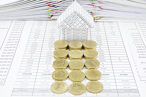 포토 JPG 해외이미지 교육 종이 비즈니스 성공 설계 주택 사람없음 금융 숫자 쌓기 동전 자료 거래 계산기 업무 재산 황금 문서 투자 점검 계좌 효율 해외202004 해외포토 문자 컨셉 돈 모션 문구용품 건물 경제 장비 작업 파일형식 이미지허브