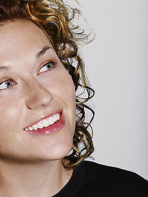 포토 JPG 해외이미지 백인 모델 1 라이프스타일 헤어스타일 응시 여자 행복 백그라운드 한명 사람 20대 성인 세로 금발 유행 기쁨 회색 치아 떨어짐 명상 열광 고립 배려 해외202004 해외포토 서양인 시선 감정 컬러 컨셉 청년 생활 소화기관 파일형식 이미지허브