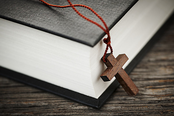 포토 JPG 해외이미지 전통 기독교 종교 줄 십자가 목걸이 사람없음 목재 책 빨간색 스터디 독서 갈색 검은색 성경 기도 영혼 작음 심볼 묘사 심플 신성 신앙심 팬던트 해외202004 해외포토 나무 컬러 재료 장신구 종교용품 학습 크기 파일형식 이미지허브
