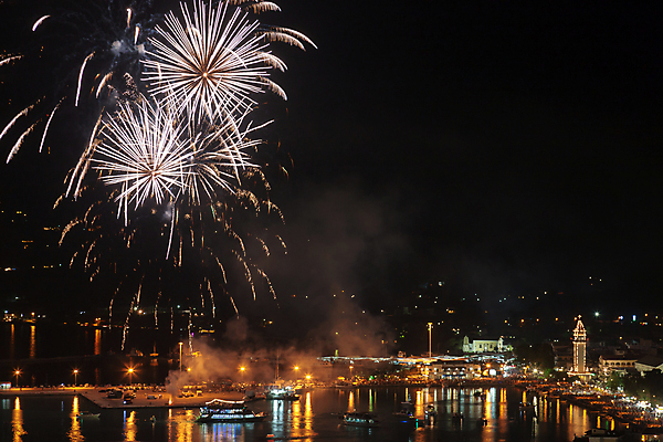 포토 JPG 해외이미지 섬 야경 불꽃 불꽃놀이 사람없음 반사 어둠 축하 도시 보트 연기 그리스 포트 타운 해외202004 해외포토 유럽 컨셉 배_교통 놀이 불 야간 파일형식 풍경_경치 이미지허브