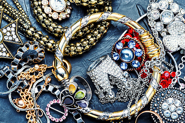 포토 JPG 해외이미지 여자 백그라운드 목걸이 장신구 팔찌 사람없음 장식 빛 세트 유행 금속 수확 골동품 화려 고급 우아함 은색 쇠사슬 보석 다이아몬드 보물 브로치 팬던트 스타일 많음 세련 해외202004 해외포토 컬러 컨셉 농업 재질 사람 광석 파일형식 이미지허브