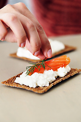 포토 JPG 해외이미지 손 실내 아웃포커스 신체부위 크래커 애피타이저 요리중 놓기 해외202004 생연어 해외포토 음식 모션 촬영기법 사람 내부 쿠키 연어 파일형식 이미지허브