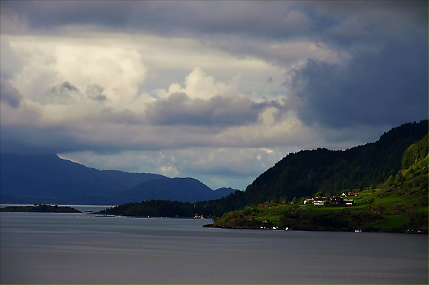 포토 JPG 해외이미지 바다 자연 산 주택 노르웨이 사람없음 여름 태양 마을 어둠 회색 광선 시골 숲 작음 커뮤니티 리빙 내추럴 고립 스칸디나비아 혼자 해외202004 해외포토 자연요소 계절 유럽 컬러 건물 크기 생태계 파일형식 이미지허브