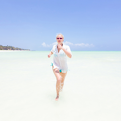 포토 JPG 해외이미지 모델 라이프스타일 여자 파도 바다 섬 여행 컨셉 셔츠 자연 하늘 휴가 휴식 건강 한명 야외 물 비키니 달리기 기쁨 젖음 흰색 물방울 신선 뜨거움 떨어짐 날씬함 에메랄드 파라다이스 세련 해외202004 해외포토 자연요소 1 수영복 감정 컬러 상의 모션 사람 생활 보석 몸매 생태계 파일형식 이미지허브