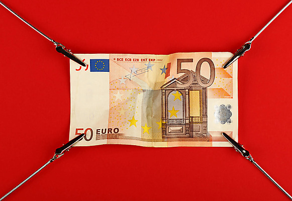 포토 JPG 해외이미지 1 유럽 종이 백그라운드 컨셉 지폐 돈 비즈니스 사람없음 야외 빨간색 금융 경제 우주 금속 유로 당기기 닫기 위험 방향 위협 눈물 속도 각도 긴장 구김 위기 해외202004 해외포토 감정 나라 컬러 모션 재질 재산 파일형식 이미지허브