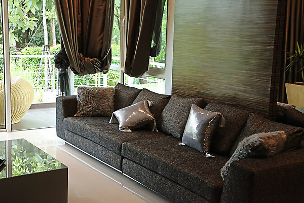 포토 JPG 해외이미지 가구 쿠션 패턴 창문 교실 탁자 조명 주택 실내 사람없음 내부 건물 장식 소파 사무실 맑음 작업 오픈 기다림 우아함 건축가 디자이너 리빙 테마 해외202004 해외포토 직업 건축물 교육 생활용품 컨셉 무늬 의자 비즈니스 학교 모션 날씨 파일형식 이미지허브