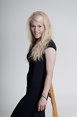 포토 JPG 해외이미지 스튜디오촬영 학생 긴머리 응시 옷 여자 행복 여유 얼굴 의자 회색배경 한명 미소 웃음 10대 세로 청춘 금발 파티 유행 검은색 기댐 놀람 표현 우아함 긍정 보여주기 고립 성인여자만 연습생 세련 해외202004 해외포토 1 헤어스타일 시선 감정 컬러 가구 백그라운드 컨셉 모션 청소년 실내 표정 사람 이벤트 신체부위 회색 연습 여자만 성인만 파일형식 이미지허브