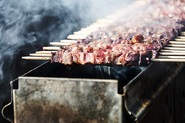 포토 JPG 해외이미지 접시 음식 여행 휴가 육류 요리 사람없음 야외 목재 소풍 이탈리아 양 꼬치 맛 그릴 바비큐 되감기 뷔페 해외202004 해외포토 나무 식기 유럽 컨셉 식재료 재료 포유류 주방용품 야외활동 파일형식 이미지허브