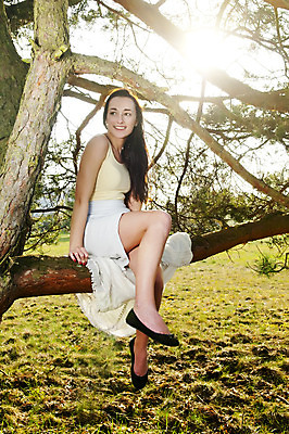 포토 JPG 해외이미지 전신 나무 모델 긴머리 여자 행복 여유 포즈 자연 한명 미소 웃음 앉기 풍경 세로 초록색 태양 귀여움 봄 기쁨 흰색 직물 우아함 검은머리 유혹 날씬함 싱글 혼자 성인여자만 해외202004 해외포토 자연요소 식물 1 헤어스타일 계절 감정 컬러 컨셉 모션 표정 사람 몸매 생태계 여자만 성인만 파일형식 이미지허브