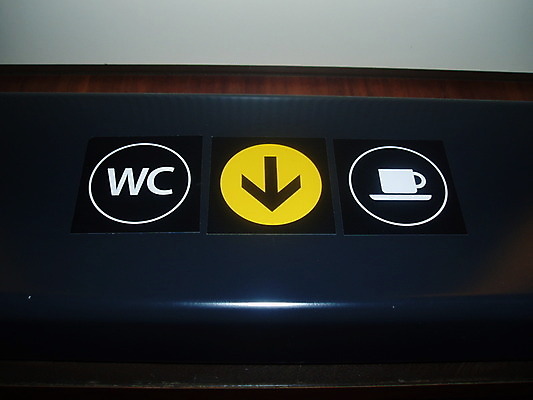 포토 JPG 해외이미지 커피 화살 사람없음 컵 카페 커피잔 방향 화장실 카페테리아 변기통 해외202004 해외포토 식기 음료 잔 상점 파일형식 이미지허브