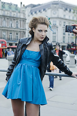 포토 JPG 해외이미지 드레스 포즈 한명 유행 카메라 공작 스타일 해외202004 해외포토 1 옷 조류 사람 전자제품 파일형식 이미지허브