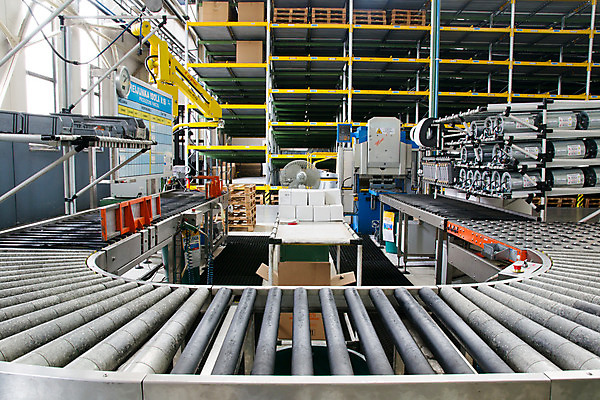 포토 JPG 해외이미지 산업 선 곡선 비즈니스 공장 노동자 실내 사람없음 내부 상자 금속 기계 벨트 제조 로봇 국회 방법 분배 엘리먼트 컨베어밸트 해외202004 해외포토 직업 잡화 공업 재질 파일형식 이미지허브