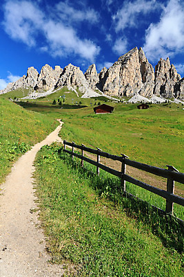 포토 JPG 해외이미지 유럽 도로 길 여행 자연 하늘 휴가 산 풍경 사람없음 야외 초록색 여름 파란색 계곡 이탈리아 트래킹 하이킹 정상 오두막 오솔길 알프스 해외202004 해외포토 계절 나라 컬러 교통시설 레저 생태계 파일형식 이미지허브