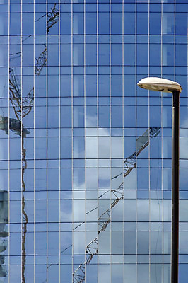 포토 JPG 해외이미지 구름 외관 가로등 창문 유리 하늘 프레임 사람없음 야외 건물 사무실 반사 고층빌딩 등불 기중기 대칭 줄서기 해외202004 해외포토 자연요소 건축물 공공시설 비즈니스 모션 재질 조명 빌딩 중장비 파일형식 이미지허브