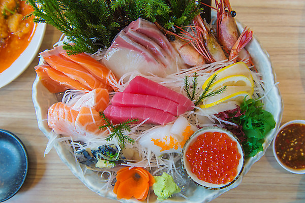 포토 JPG 해외이미지 음식 바다 조각 다이어트 재료 부분 건강 육류 어류 스테이크 요리 사람없음 목재 빨간색 주방 식당 식사 저녁식사 초밥 회 신선 상추 자르기 먹기 허브 해산물 준비 날것 소금 부드러움 연어 딜 송어 총각무 해외202004 해외포토 나무 식물 컬러 채소 식재료 모션 서양음식 상점 수중동물 감각 무 일본음식 파일형식 이미지허브