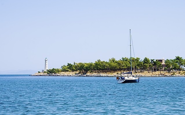 포토 JPG 해외이미지 주간 나무 바다 섬 여행 요트 건축양식 하늘 휴가 산 주택 등대 항해 안전 풍경 해변 사람없음 초록색 여름 파란색 빛 햇빛 태양 여행객 탑 보트 지중해 그리스 신호 포트 네비게이션 그리스인 해외202004 해외포토 자연요소 서양인 식물 건축물 계절 건축 유럽 컬러 배_교통 사람 건물 파일형식 이미지허브