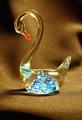 포토 JPG 해외이미지 모양 백그라운드 패턴 유리 선물 사람없음 장식 파란색 조각상 검은색 피규어 투명 백조 기념품 해외202004 해외포토 컬러 무늬 재질 조류 조형물 미니어처 오브젝트 파일형식 이미지허브