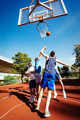 포토 JPG 해외이미지 남자 행복 스포츠 청소년 농구 경기 여러명 야외 우정 농구대 십대남자만 해외202004 해외포토 감정 다수 사람 친구 구기 골대 남자만 십대만 파일형식 이미지허브