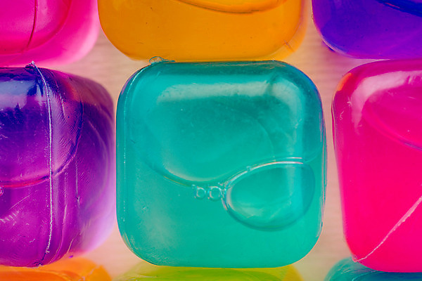 포토 JPG 해외이미지 사람없음 컬러풀 사각형 얼음 블록 투명 플라스틱 크리스탈 큐브 정사각형 해외202004 해외포토 자연요소 도형 컬러 재질 광석 파일형식 이미지허브