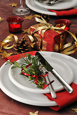 포토 JPG 해외이미지 식기 접시 크리스마스 겨울 탁자 휴가 기념 선물 요리 사람없음 빨간색 축제 저녁식사 황금 해외202004 해외포토 계절 기념일 컬러 가구 식사 파일형식 이미지허브