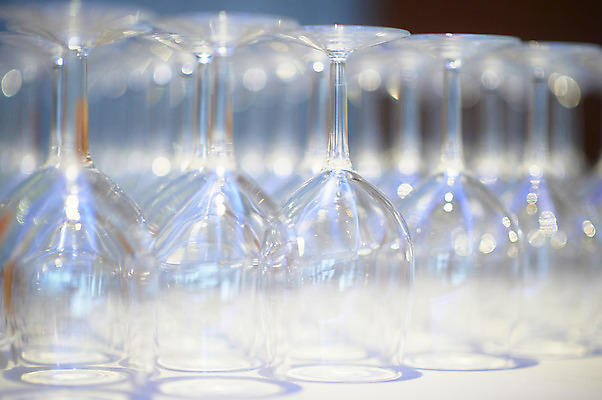 포토 JPG 해외이미지 유리 탁자 사람없음 요식업 와인 흰색 정리 단절 해외202004 해외포토 산업 컬러 가구 재질 주류 파일형식 이미지허브