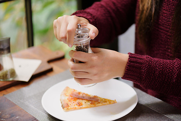 포토 JPG 해외이미지 라이프스타일 접시 손 여자 음료 음식 조각 백그라운드 회사 탁자 치즈 맥주 피자 함께함 관리 사람 사람없음 목재 친구 상자 파티 식사 저녁식사 이탈리아 우정 닫기 맛 먹기 속도 반죽 베이컨 후추 점심식사 페퍼로니 해로움 해외202004 해외포토 나무 식기 유럽 가구 컨셉 비즈니스 재료 관계 모션 유제품 주류 패스트푸드 서양음식 돼지고기 이벤트 생활 신체부위 소시지 향신료 파일형식 이미지허브