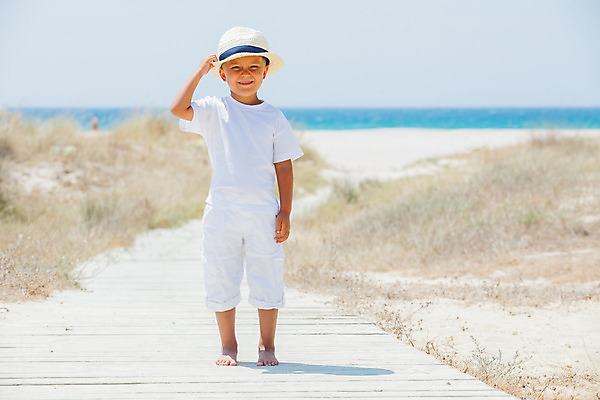 포토 JPG 해외이미지 백인 손 남자 행복 여유 얼굴 모래 바다 포즈 하늘 휴가 건강 한명 사람 소년 야외 목재 물 파란색 금발 태양 걷기 맑음 흰색 아기 뜨거움 선탠 시원함 휴양지 내추럴 돌봄 해외202004 해외포토 자연요소 서양인 나무 1 헤어스타일 감정 어린이 컬러 재료 모션 날씨 신체부위 장소 파일형식 이미지허브