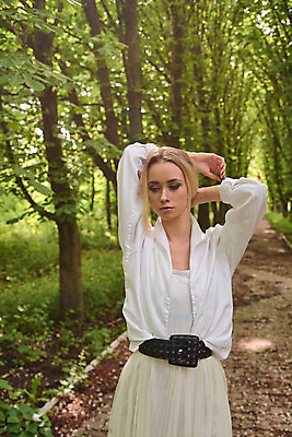 포토 JPG 해외이미지 백인 모델 라이프스타일 드레스 여자 행복 유럽 여행 셔츠 건강 한명 야외 건물 치마 금발 유행 여행객 수확 도시 화려 우아함 복고 타운 내추럴 해외202004 해외포토 서양인 1 헤어스타일 건축물 옷 감정 나라 컨셉 상의 농업 하의 사람 생활 파일형식 이미지허브