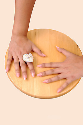 포토 JPG 해외이미지 손 여자 백그라운드 손가락 관리 사랑 사람 사람없음 목재 흰색 반지 잡기 쌍 손톱관리 손톱 심볼 고립 해외202004 해외포토 나무 감정 컬러 재료 장신구 모션 신체부위 네일아트 파일형식 이미지허브