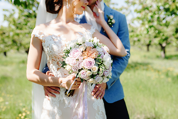 포토 JPG 해외이미지 주간 커플 여자 남자 부케 허리손 결혼 들기 상반신 성인 야외 두명 앞모습 아웃포커스 다정 신랑신부 성인만 해외202004 해외포토 자연요소 신부_웨딩 뷰포인트 꽃다발 포즈 신랑 컨셉 관계 모션 촬영기법 사람 이벤트 파일형식 이미지허브
