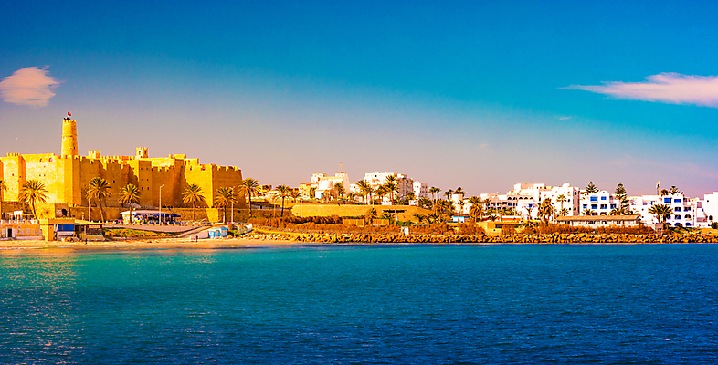 포토 JPG 해외이미지 벽 바다 섬 여행 건축양식 아프리카 하늘 호텔 휴가 거리 사람 풍경 사람없음 야외 건물 물 여름 파란색 도시풍경 컬러풀 맑음 수영 바위 도시 역사 저녁 지중해 휴양지 포트 타운 남쪽 아랍어 옛날 튀니지 해외202004 해외포토 자연요소 건축물 계절 건축 나라 컬러 숙소 날씨 장소 돌_바위 수상스포츠 야간 방향 파일형식 이미지허브