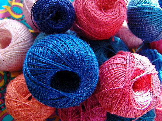 포토 JPG 해외이미지 분홍색 따뜻함 취미 사람없음 파란색 컬러풀 줄무늬 젖음 흰색 직물 뜨개질 팔레트 실 실타래 실뭉치 주인 양모 핸드메이드 뜨개옷 해외202004 해외포토 옷 컬러 무늬 파일형식 이미지허브