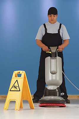 포토 JPG 해외이미지 전신 백인 직업 40대 비즈니스 바닥 실내 한명 사람 사무실 기계 장비 작업 복도 중앙 전문직 씻기 청소 바쁨 닦기 청소부 셀프 해외202004 해외포토 서양인 1 중년 모션 내부 청결 파일형식 이미지허브