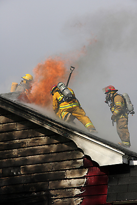 포토 JPG 해외이미지 주간 전신 지붕 협력 주택 서기 상반신 성인 야외 옆모습 뒷모습 세명 소방관 소방 화재진압 성인만 해외202004 해외포토 자연요소 뷰포인트 모션 사람 건물 구조원 화재 진압 파일형식 이미지허브