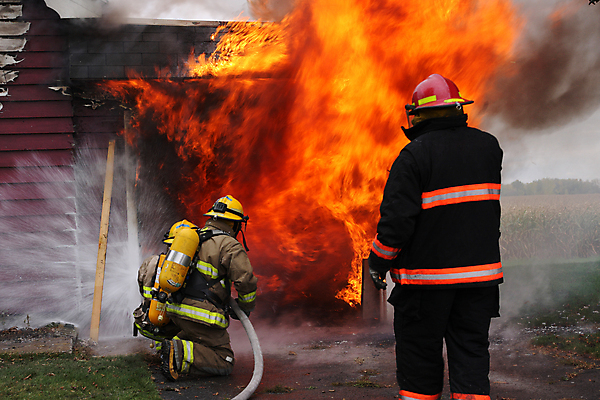 포토 JPG 해외이미지 주간 전신 남자 서기 상반신 성인 야외 두명 뒷모습 무릎꿇기 소방관 소방 화재 소방호스 화재진압 성인남자만 해외202004 해외포토 자연요소 뷰포인트 모션 사람 구조원 사건 호스 진압 남자만 성인만 파일형식 이미지허브
