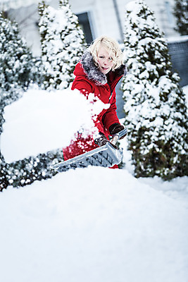 포토 JPG 해외이미지 백인 라이프스타일 계절 여자 행복 조각 캐나다 겨울 자동차 자연 날씨 거리 한명 사람 야외 빨간색 냉동 운전 추위 흰색 도시 떨어짐 주차 청소 삽 서리 폭풍 몬트리올 눈보라 제비 공터 삭제 교외 폭설 눈내림 해외202004 해외포토 서양인 1 감정 육상교통 컬러 컨셉 북아메리카 모션 조류 눈_날씨 생활 자연재해 생태계 파일형식 이미지허브