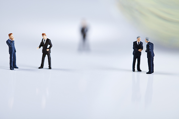 포토 JPG 해외이미지 회의 협력 실내 대화 사람없음 아웃포커스 금융 비즈니스맨 그룹 토론 흰배경 금융비즈니스 인물미니어처 해외202004 해외포토 남자 백그라운드 비즈니스 촬영기법 말하기 내부 경제 미니어처 흰색 직장인 파일형식 이미지허브