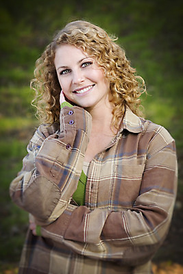 포토 JPG 해외이미지 백인 라이프스타일 계절 공원 여자 행복 유럽 얼굴 백그라운드 셔츠 자연 표정 한명 미소 사람 20대 성인 야외 세로 초록색 금발 머리 귀여움 가을 신선 해외202004 해외포토 서양인 1 헤어스타일 공공시설 감정 나라 컬러 컨셉 상의 청년 생활 신체부위 생태계 파일형식 이미지허브