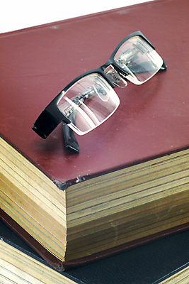 포토 JPG 해외이미지 전통 교육 종이 안경 컨셉 부분 아이디어 사람없음 책 스터디 갈색 쌓기 성경 정보 골동품 덮개 거친 그룹 역사 수집 오브젝트 부식 교과서 복고 과거 문학 옛날 출판 해외202004 해외포토 잡화 컬러 종교용품 모션 교재 학습 뚜껑 파일형식 이미지허브