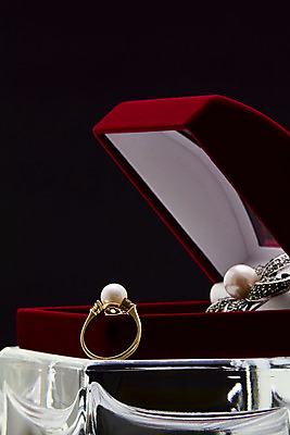 포토 JPG 해외이미지 백그라운드 선물 사람없음 장식 빛 상자 유행 검은색 골동품 흰색 반지 오픈 화려 그룹 재산 황금 고급 상품 큼 보석 구슬 오브젝트 진열장 복고 투자 보물 브로치 팬던트 해외202004 해외포토 컬러 컨셉 비즈니스 장신구 금융 크기 광석 파일형식 이미지허브