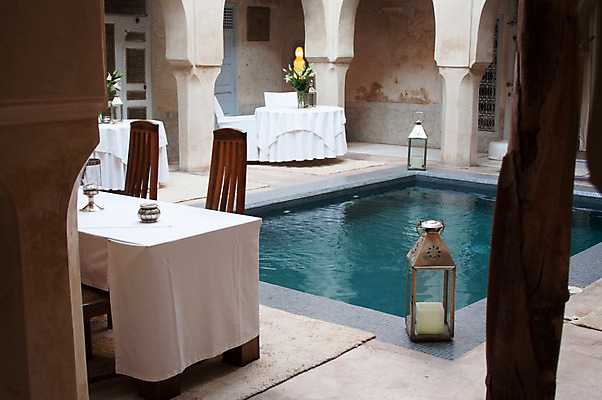 포토 JPG 해외이미지 별 여행 건축양식 베개 아프리카 탁자 호텔 주택 사람없음 내부 건물 목재 장식 수영 식사 저녁식사 스파 침실 방 역사 고급 큼 오두막 빌라 5 모로코 옛날 전환 스타일 해외202004 해외포토 자연요소 나무 건축물 건축 나라 가구 컨셉 재료 침구 숙소 숫자 수상스포츠 크기 파일형식 이미지허브