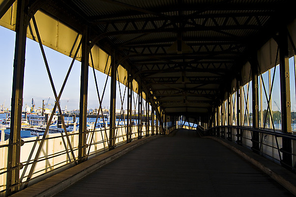 포토 JPG 해외이미지 유럽 산업 바다 비즈니스 하늘 아침 전등 독일 들기 사람없음 물 강 항구 기계 일몰 화물 업무 터널 분위기 당기기 제조 몸무게 야간 저녁 컨테이너 철 조선소 묘사 기중기 무역 포트 수입 터미널 함부르크 해외202004 해외포토 주간 자연요소 나라 길 컨셉 교통시설 모션 조명 노을 운송업 작업 중장비 파일형식 이미지허브