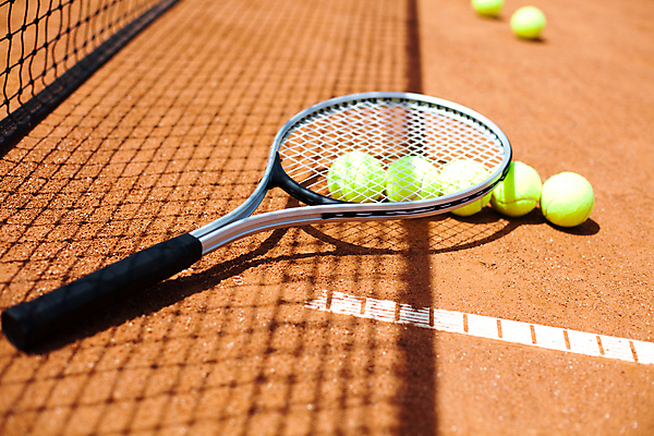 포토 JPG 해외이미지 주간 그림자 사람없음 야외 테니스 테니스라켓 테니스용품 네트 테니스장 테니스공 땅바닥 해외202004 해외포토 자연요소 스포츠용품 스포츠 공 스포츠시설 바닥 구기 라켓 파일형식 이미지허브