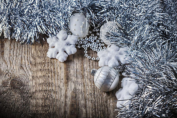 포토 JPG 해외이미지 크리스마스장식 크리스마스 눈꽃 실내 사람없음 장식볼 눈송이 은색 오브젝트 눈꽃무늬 오너먼트 나무배경 해외202004 해외포토 기념일 컬러 백그라운드 무늬 눈_날씨 내부 장식 파일형식 이미지허브