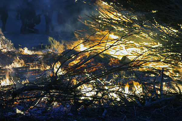 포토 JPG 해외이미지 불꽃 스웨덴 사람없음 노란색 검은색 봄 모닥불 화상 해외202004 해외포토 계절 컬러 불 북유럽 상처 파일형식 이미지허브