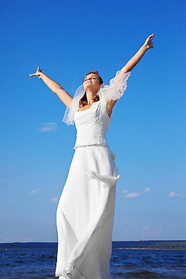 포토 JPG 해외이미지 백인 모델 1 라이프스타일 응시 드레스 여자 행복 유럽 얼굴 바다 결혼 하늘 결혼식 한명 사람 성인 야외 물 파란색 유행 흰색 가운 약혼 단계 베일 스타일 해외202004 해외포토 자연요소 서양인 시선 옷 감정 나라 컬러 이벤트 생활 신체부위 약속 파일형식 이미지허브