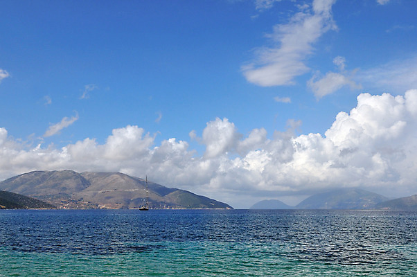 포토 JPG 해외이미지 구름 바다 섬 요트 자연 산 풍경 사람없음 물 맑음 보트 그리스 그리스인 수평선 해외202004 해외포토 자연요소 서양인 유럽 배_교통 날씨 생태계 파일형식 이미지허브