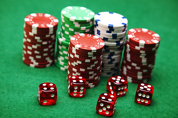 포토 JPG 해외이미지 실내 사람없음 쌓기 포커칩 도박 카지노 주사위 겜블 초록배경 해외202004 해외포토 백그라운드 모션 내부 초록색 포커 파일형식 이미지허브